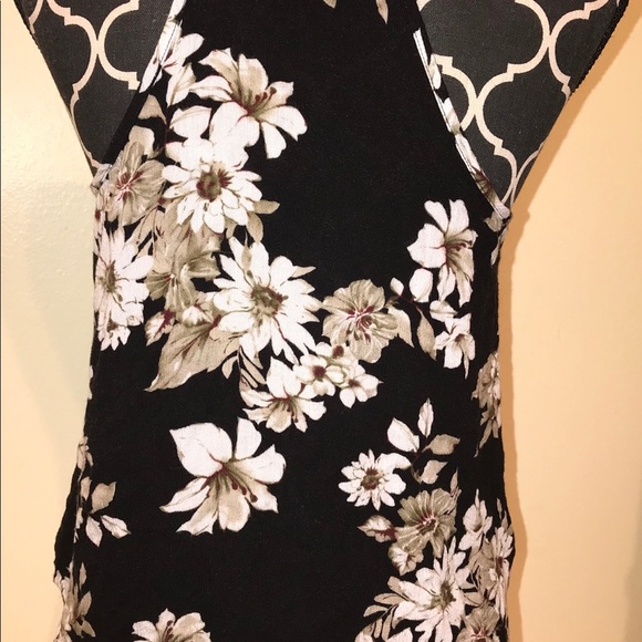 Sweet Wanderer Floral Tank - Picture 2 of 3